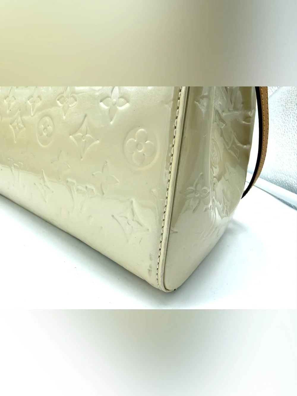 Authentic Louis Vuitton Vernis Brea GM in Blanc Corail